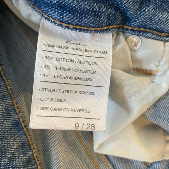 🦕 Distressed Skinnies🦕 - Picture 3 of 4